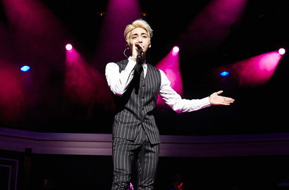 Konser Solo Kelar, Intip Gaya Ganteng Jonghyun SHINee Saat Manggung
