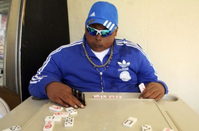Wah, Pria yang Asyik Main Domino Ini Ternyata Mayat