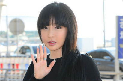 Sudah Kangen, Fans Heboh Lihat Park Bom 2NE1 di Depan Gedung YG
