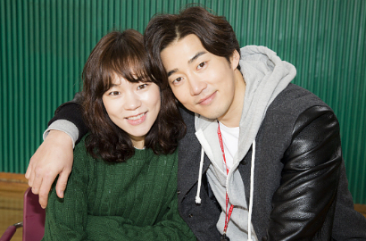 Yoon Kye Sang Jalan-Jalan Romantis di Foto Adegan 'Dramatic Night'