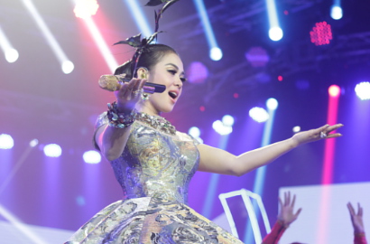 Boyong Penari Kecak, Syahrini Glamor Bawakan 'Pacar Dunia Akhirat' di HUT MNCTV