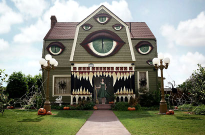 Sambut Halloween, Seniman Ini Ubah Rumah Orangtuanya Jadi Rumah Hantu Keren