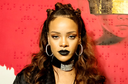 Jadi Juri 'The Voice' Season 9, Rihanna Beri Pelukan untuk Para Kontestan