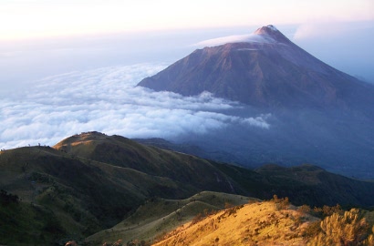 Lakukan Ritual Mistis, Para Pendaki Menolak Dievakuasi dari Gunung Lawu
