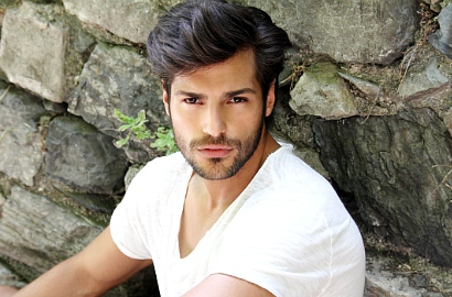 Habiskan Waktu Luang, Begini Gaya Keren Serkan Cayoglu 'Ayaz'