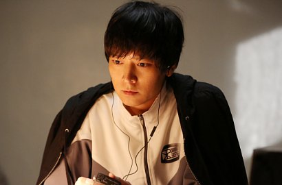 Jadi Pengusir Arwah, Kang Dong Won Tampil Sendu di 'Black Priests'
