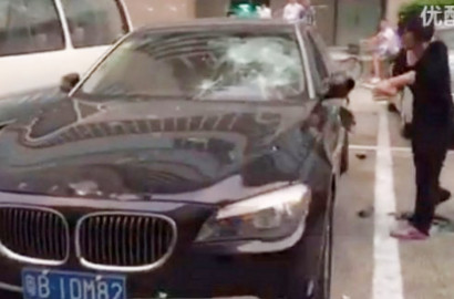 Kepergok Selingkuh, Wanita Ini Hancurkan Mobil Suaminya Seharga Rp 2 M