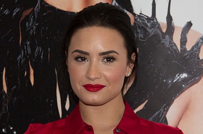 Demi Lovato Gelap dan Penuh Emosi di MV 'Waitin for You'