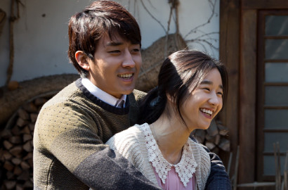 Bikin Iri, Son Ho Joon Lamar Seo Ye Ji di Foto Adegan Film 'Joy'