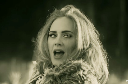 Belum Move On, Adele Nangis Kenang Mantan di Video Musik 'Hello'