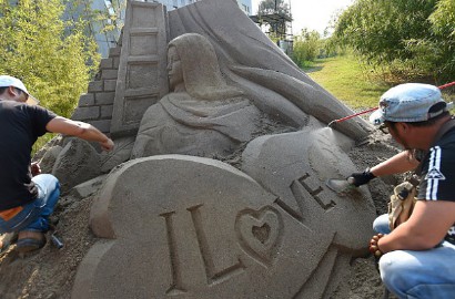 So Sweet, Pria Ini Buatkan Patung Pasir Pacar Sebelum Melamar