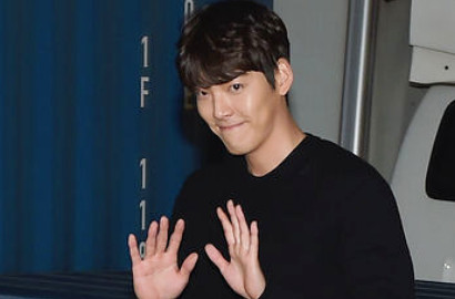Comeback Usai 2 Tahun, Kim Woo Bin Tetap Bikin Meleleh Jadi Model Catwalk