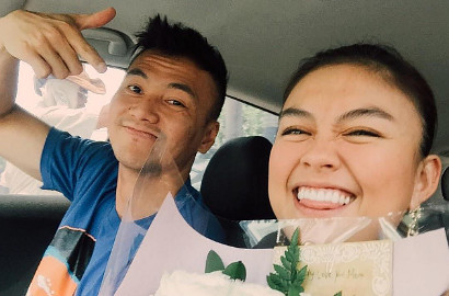 Kenakan Cincin di Jari Manis, Agnes Monica Rindukan Wijaya Saputra di Paris