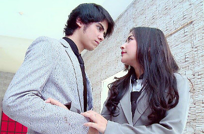 Romantis, Prilly Peluk Aliando di Tengah Hujan Demi Syuting 'GGS Returns'