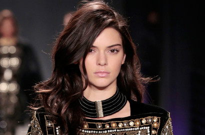 Niat Pamer Jeans Baru, Kendall Jenner Bikin Salah Fokus Foto Tanpa Atasan