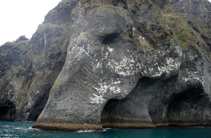 Uniknya Ada 'Gajah Batu' Muncul dari Dalam Laut di Islandia