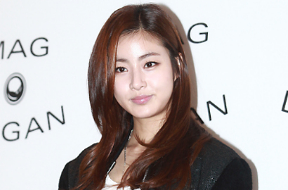 Kang Sora Bikin Musim Gugur Makin Romantis dengan Selfie Baru
