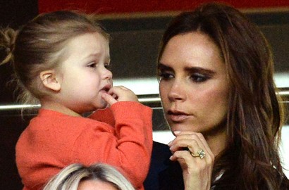 Lucunya foto Harper Beckham Belajar Menunggangi Kuda