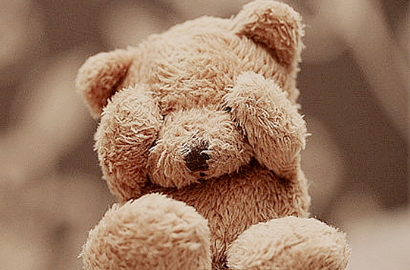 Matanya Ditutup, Pria Dewasa Ini Takut Setengah Mati Sentuh Boneka Teddy Bear