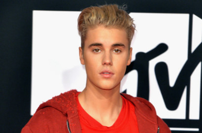 Tampil Serba Merah, Justin Bieber Sukses Gebrak Panggung MTV EMAs 2015