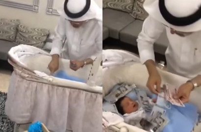Wah, Kakek di Arab 'Mandikan' Cucu Bayinya dengan Uang