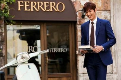 Demi Cewek Cantik, Lee Min Ho Rela Keliling Naik Vespa di Iklan Coklat
