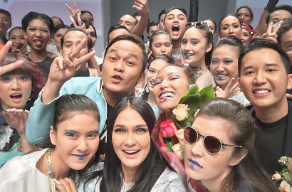 Meriahnya Jakarta Fashion Week 2016, Luna Maya Ajak Artis Selfie di Catwalk