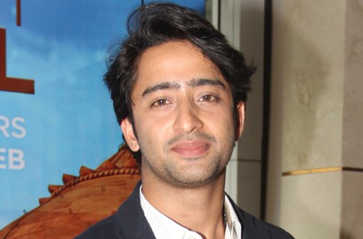 Pelit Senyum Saat Foto Bareng Fans, Shaheer Sheikh Masih Galau?