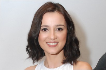 Lakukan Adegan Menyanyi di 'Surat dari Praha', Julie Estelle Grogi