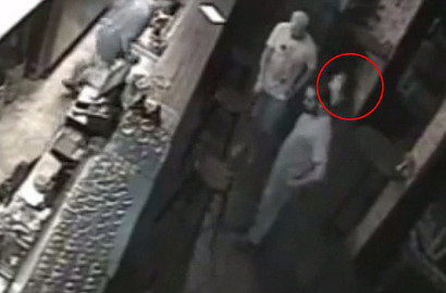 Dua Cowok Terlihat Diganggu Hantu Jahil yang Mungil di CCTV