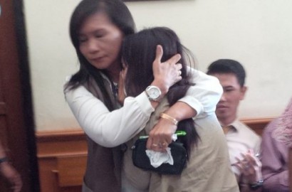 Tak Kuat Lihat Barang Bukti, Ibu Angeline Pingsan