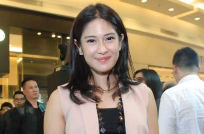 Pakai Sandal Jepit, Dian Sastro Serius di Latihan Syuting 'AADC 2'