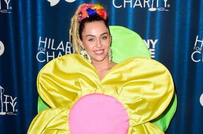 Biasa Nyeleneh, Begini Dandanan Miley Cyrus Ala Putri Cinderella