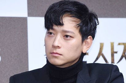 Tak Melulu Suram, Kang Dong Won Unyu Gendong Babi di 'Black Priests'