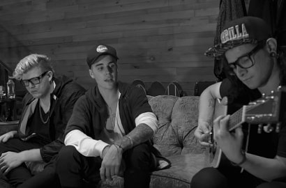 Justin Bieber Santai di Video 'Sorry' Versi Akustik Bareng Skrillex