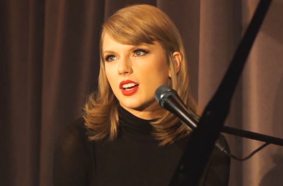 Rayakan Setahunnya '1989', Taylor Swift Posting 'Out of The Woods' Akustik
