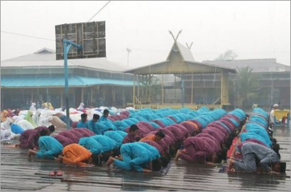 Salat Istiqa, Foto Ini Tangkap Momen Para Siswa SMA di Riau Basah Kena Hujan