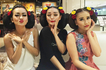 Ayu Ting Ting, Jupe dan Zaskia Berkebaya Seksi di Fashion Show Anne Avantie