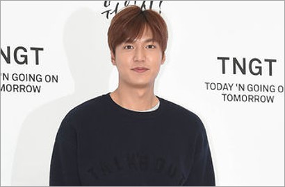 Nggak Peduli Sudah Jadi Pacar Suzy, Fans Kerubungi Lee Min Ho di Bandara