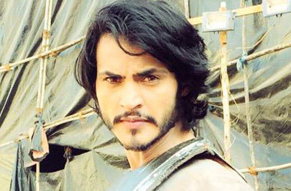 Kerennya Ravi Bhatia Naik Motor Cowok di Syuting 'Cinta di Langit Taj Mahal 2'