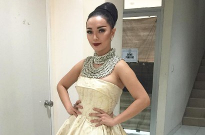 Zaskia Gotik di Indonesia Dangdut Awards dan Saat Berhijab, Cantik Mana?