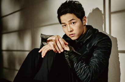 Song Joong Ki Serba Hitam Pulang dari Yunani Untuk Syuting 'Descendants'