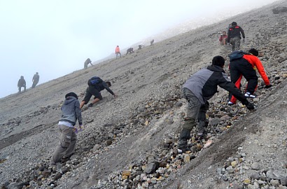 Pendaki Nakal Berulah Tutupi Kamera CCTV di Merapi dengan Bendera