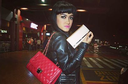 Kenakan Gaun Merah Menggoda, Julia Perez Diprotes Netter