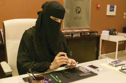 Wanita Asal Arab Saudi Mampu Perbaiki 48 Ribu Ponsel dalam Setahun