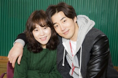 Yoon Kye Sang Intim Bareng Han Ye Ri di Poster 'Dramatic Night'
