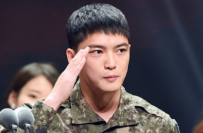 Terima Award dari Pemerintah, Jaejoong JYJ Malah Pakai Bendera Terbalik