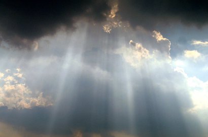 Beredar Foto Fenomena 'Tangan Tuhan' di Langit Inggris