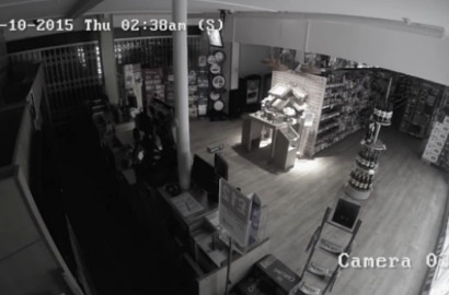 CCTV Tunjukkan Hantu Guncang dan Lemparkan Benda dari Rak Supermarket