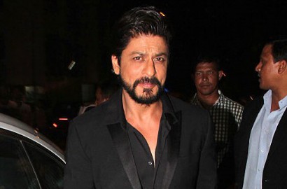 Seksinya Shahrukh Khan Pose Bareng Model Berbikini di Cover VOGUE